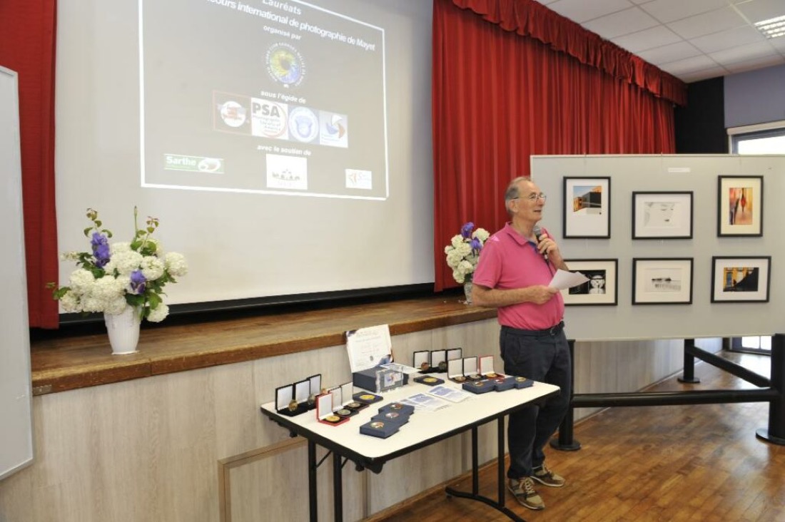 Discours d'ouverture devant les photographies exposées, Salon 2025