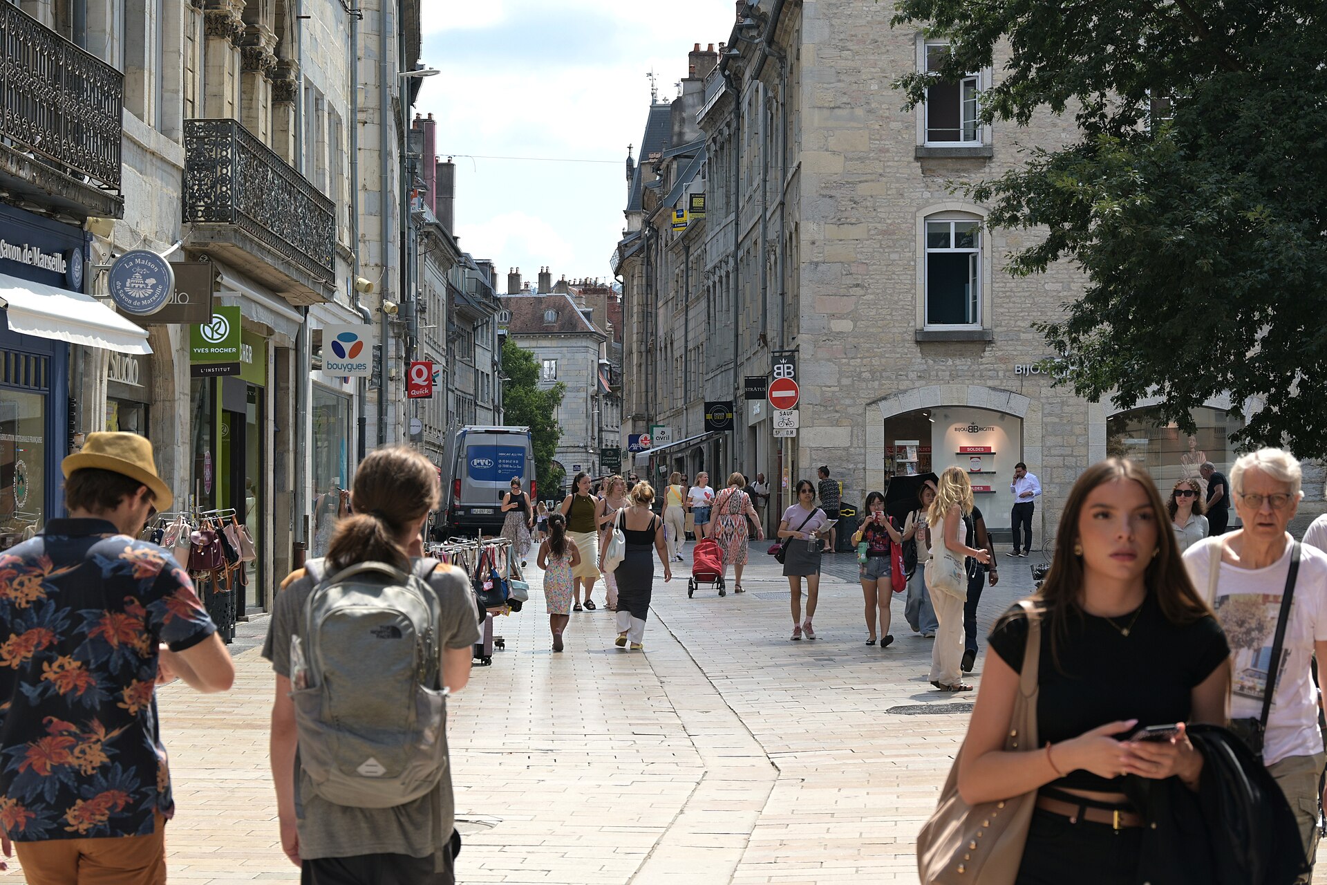 La Grande Rue de Besançon, vue depuis la place Pasteur